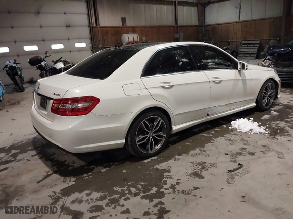 2010 Mercedes-Benz E-Class E 350 Luxury with VIN WDDHF8HB2AA197101, listed as a IAAI auction lot 41084768 with 120,989 mi miles. Bid and sale history available at carsss.com. Image 4.