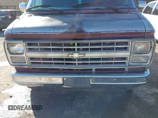 1986 Chevrolet Chevy Van z VIN 1GCEG25N9G7163670, wystawiony jako IAAI lot #41654650 z przebiegiem Nie podano mil oraz . Historia ofert i sprzedaży dostępna na DreamBid. Obrazek 6.