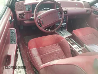 1993 Ford Mustang z VIN 1FACP44M1PF202775, wystawiony jako Copart lot #49049695 z przebiegiem 7 901 mil mil oraz Czysty tytuł • Clean title. Historia ofert i sprzedaży dostępna na DreamBid. Obrazek 8.