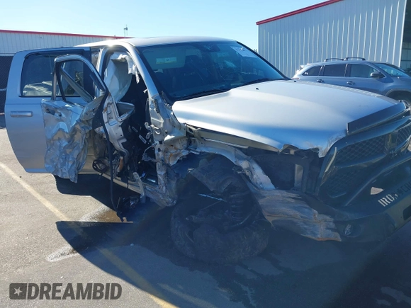 2018 Ram 1500 Night z VIN 1C6RR7MT1JS262536, wystawiony jako IAAI lot #41184477 z przebiegiem 105 008 mil mil oraz . Historia ofert i sprzedaży dostępna na DreamBid. Obrazek 6.