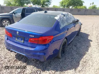 2018 BMW M5 z VIN WBSJF0C53JB282658, wystawiony jako IAAI lot #39977648 z przebiegiem 28 001 mil mil oraz . Historia ofert i sprzedaży dostępna na DreamBid. Obrazek 4.