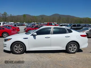 2016 Kia Optima LX z VIN 5XXGT4L3XGG080662, wystawiony jako IAAI lot #42048361 z przebiegiem 99 564 mil mil oraz . Historia ofert i sprzedaży dostępna na DreamBid. Obrazek 14.