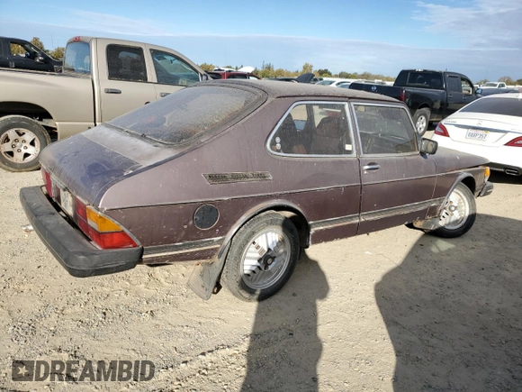 1983 Saab 900 z VIN YS3AS33S4D2012751, wystawiony jako Copart lot #78458984 z przebiegiem 219 035 mil mil oraz Czysty tytuł • Clean title. Historia ofert i sprzedaży dostępna na DreamBid. Obrazek 3.