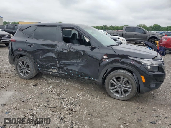2021 Kia Seltos LX z VIN KNDEPCAAXM7046958, wystawiony jako Copart lot #56337985 z przebiegiem 97 733 mil mil oraz Szkoda całkowita • Salvage title. Historia ofert i sprzedaży dostępna na DreamBid. Obrazek 4.
