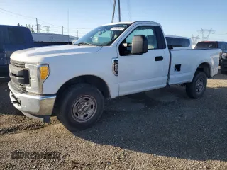 2017 Ford F-250 XL z VIN 1FTBF2A64HEE26438, wystawiony jako Copart lot #45762404 z przebiegiem 133 077 mil mil oraz Szkoda całkowita • Salvage title. Historia ofert i sprzedaży dostępna na DreamBid. Obrazek 1.
