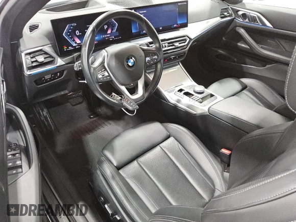 2024 BMW 4 Series 430i xDrive z VIN WBA43AT02RCR37449, wystawiony jako Copart lot #55704005 z przebiegiem 26 439 mil mil oraz Czysty tytuł • Clean title. Historia ofert i sprzedaży dostępna na DreamBid. Obrazek 8.