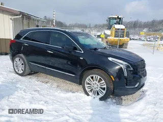 2019 Cadillac XT5 Premium Luxury FWD z VIN 1GYKNERS7KZ234124, wystawiony jako IAAI lot #41565312 z przebiegiem 124 037 mil mil oraz . Historia ofert i sprzedaży dostępna na DreamBid. Obrazek 1.