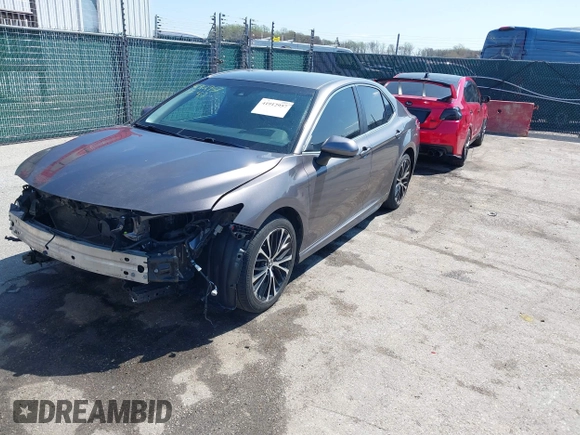 2018 Toyota Camry LE z VIN 4T1B11HK2JU113469, wystawiony jako IAAI lot #41912957 z przebiegiem 158 323 mil mil oraz . Historia ofert i sprzedaży dostępna na DreamBid. Obrazek 19.