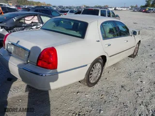 2005 Lincoln Town Car Signature Limited with VIN 1LNHM82W05Y641760, listed as a IAAI auction lot 40753815 with 210,907 mi miles. Bid and sale history available at carsss.com. Image 4.