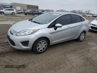2013 Ford Fiesta SE z VIN 3FADP4BJ8DM194456, wystawiony jako Copart lot #43778915 z przebiegiem 87 007 mil mil oraz Czysty tytuł • Clean title. Historia ofert i sprzedaży dostępna na DreamBid. Obrazek 1.