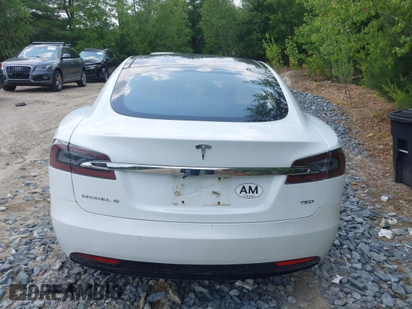 2017 Tesla Model S 100D z VIN 5YJSA1E28HF199074, wystawiony jako IAAI lot #42449671 z przebiegiem 172 910 mil mil oraz . Historia ofert i sprzedaży dostępna na DreamBid. Obrazek 16.