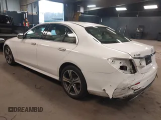 2019 Mercedes-Benz E 300 z VIN WDDZF4KB0KA595852, wystawiony jako IAAI lot #42060124 z przebiegiem 106 084 mil mil oraz . Historia ofert i sprzedaży dostępna na DreamBid. Obrazek 3.