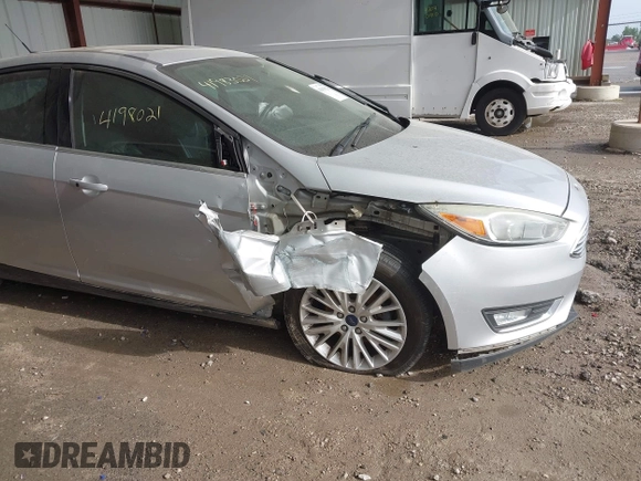 2015 Ford Focus Titanium z VIN 1FADP3N2XFL348149, wystawiony jako IAAI lot #41983021 z przebiegiem 208 765 mil mil oraz . Historia ofert i sprzedaży dostępna na DreamBid. Obrazek 6.
