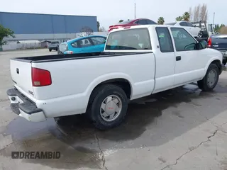 2003 GMC Sonoma SLS with VIN 1GTCS19X438272277, listed as a IAAI auction lot 41554041 with 168,682 mi miles. Bid and sale history available at carsss.com. Image 4.