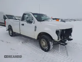 2017 Ford F-250 XL z VIN 1FTBF2A65HEE73526, wystawiony jako Copart lot #43998355 z przebiegiem 181 031 mil mil oraz Czysty tytuł • Clean title. Historia ofert i sprzedaży dostępna na DreamBid. Obrazek 4.