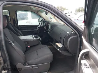 2010 Chevrolet Silverado 1500 LT with VIN 3GCRKSE30AG296456, listed as a IAAI auction lot 41713549 with 274,586 mi miles. Bid and sale history available at carsss.com. Image 5.
