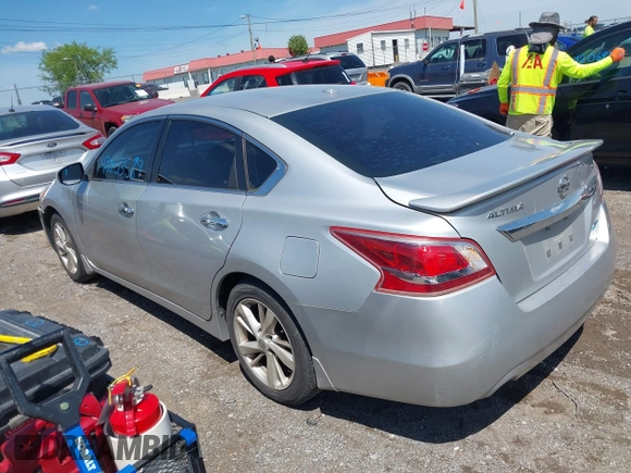 2013 Nissan Altima SV with VIN 1N4AL3AP4DN472936, listed as a IAAI auction lot 42053589 with 180,801 mi miles and . Bid and sale history available at carsss.com. Image 3.