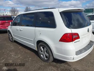 2011 Volkswagen Routan SE z VIN 2V4RW3DG9BR717557, wystawiony jako IAAI lot #41923050 z przebiegiem 155 797 mil mil oraz . Historia ofert i sprzedaży dostępna na DreamBid. Obrazek 3.