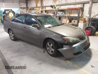 2003 Toyota Camry LE z VIN 4T1BF32K93U563127, wystawiony jako IAAI lot #42294408 z przebiegiem 243 673 mil mil oraz . Historia ofert i sprzedaży dostępna na DreamBid. Obrazek 1.