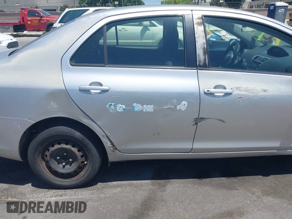 2009 Toyota Yaris z VIN JTDBT903591344784, wystawiony jako IAAI lot #42402332 z przebiegiem 173 865 mil mil oraz . Historia ofert i sprzedaży dostępna na DreamBid. Obrazek 12.