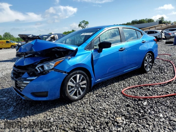 2024 Nissan Versa S z VIN 3N1CN8DV8RL849203, wystawiony jako Copart lot #56414195 z przebiegiem 22 127 mil mil oraz Szkoda całkowita • Salvage title. Historia ofert i sprzedaży dostępna na DreamBid. Obrazek 1.
