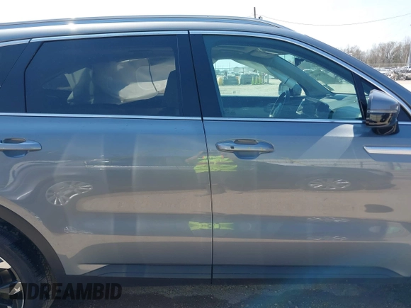 2025 Kia Sorento EX z VIN 5XYRH4JF9SG325771, wystawiony jako IAAI lot #41750566 z przebiegiem 2 834 mil mil oraz . Historia ofert i sprzedaży dostępna na DreamBid. Obrazek 14.