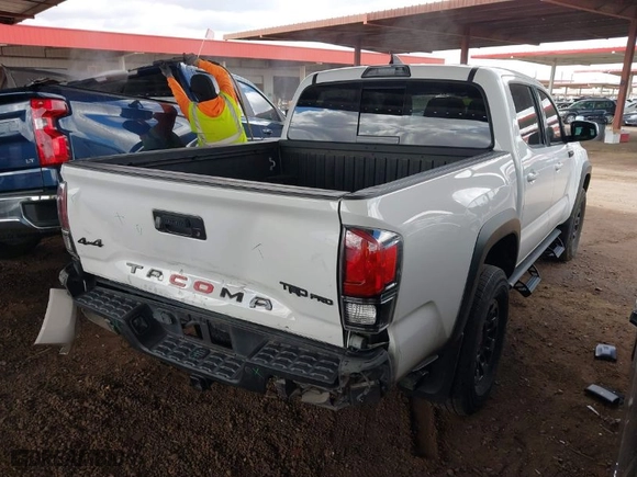 2019 Toyota Tacoma 4WD SR with VIN 5TFCZ5AN2KX208241, listed as a IAAI auction lot 41794005 with 82,260 mi miles. Bid and sale history available at carsss.com. Image 4.
