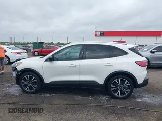 2021 Ford Escape SE z VIN 1FMCU0G6XMUB32625, wystawiony jako IAAI lot #42279918 z przebiegiem 93 646 mil mil oraz . Historia ofert i sprzedaży dostępna na DreamBid. Obrazek 15.