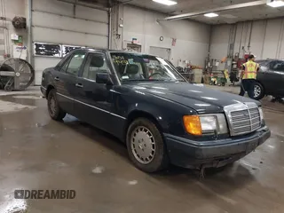 1990 Mercedes-Benz 300 with VIN WDBEA30D3LB235863, listed as a IAAI auction lot 40519459 with 142,260 mi miles. Bid and sale history available at carsss.com. Image 1.