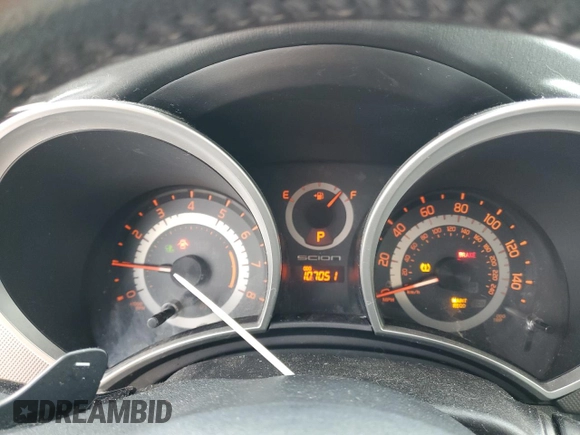 2015 Scion tC z VIN JTKJF5C75F3093123, wystawiony jako Copart lot #58414325 z przebiegiem 107 051 mil mil oraz Szkoda całkowita • Salvage title. Historia ofert i sprzedaży dostępna na DreamBid. Obrazek 9.