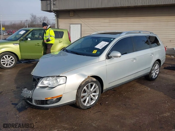 2010 Volkswagen Passat Wagon Komfort with VIN WVWXK7AN4AE025029, listed as a IAAI auction lot 41721252 with NaN miles. Bid and sale history available at carsss.com. Image 2.