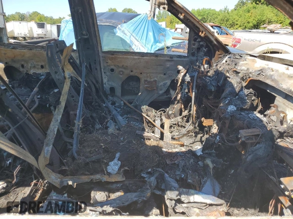 2016 GMC Sierra 3500HD Denali z VIN 1GT42YE87GF206304, wystawiony jako Copart lot #66987434 z przebiegiem Nie podano mil oraz Nie do naprawy • Non repairable. Historia ofert i sprzedaży dostępna na DreamBid. Obrazek 5.