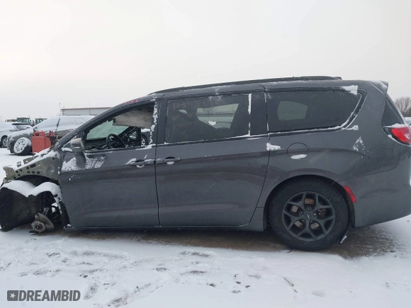 2018 Chrysler Pacifica Limited with VIN 2C4RC1GG8JR351124, listed as a IAAI auction lot 41398544 with 0 mi miles. Bid and sale history available at carsss.com. Image 14.