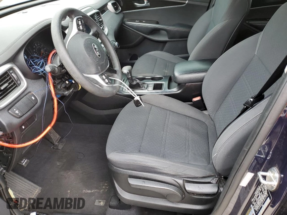 2020 Kia Sorento S z VIN 5XYPG4A5XLG612720, wystawiony jako Copart lot #55496335 z przebiegiem 98 995 mil mil oraz Czysty tytuł • Clean title. Historia ofert i sprzedaży dostępna na DreamBid. Obrazek 7.