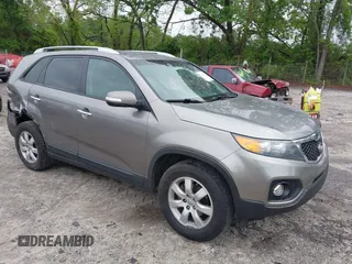 2013 Kia Sorento LX z VIN 5XYKT3A68DG386493, wystawiony jako IAAI lot #42102477 z przebiegiem 196 351 mil mil oraz . Historia ofert i sprzedaży dostępna na DreamBid. Obrazek 1.
