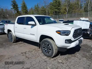 2023 Toyota Tacoma SR z VIN 3TYCZ5AN2PT113258, wystawiony jako IAAI lot #41975689 z przebiegiem 38 275 mil mil oraz . Historia ofert i sprzedaży dostępna na DreamBid. Obrazek 1.