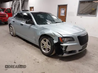 2013 Chrysler 300 S z VIN 2C3CCAGG9DH592033, wystawiony jako IAAI lot #41475122 z przebiegiem 108 538 mil mil oraz . Historia ofert i sprzedaży dostępna na DreamBid. Obrazek 1.