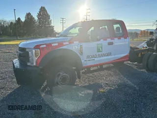 2018 Ford F-450 with VIN 1FD0X4GT2JEC54764, listed as a Copart auction lot 82886554 with 417,934 mi miles and Clean title. Bid and sale history available at DreamBid. Image 2.