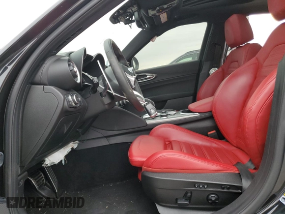 2023 Alfa Romeo Giulia Veloce z VIN ZARFAMBN7P7669364, wystawiony jako Copart lot #84547514 z przebiegiem Nie podano mil oraz Szkody całkowita. Historia ofert i sprzedaży dostępna na DreamBid. Obrazek 7.