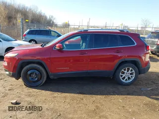 2016 Jeep Cherokee Latitude z VIN 1C4PJMCS2GW331492, wystawiony jako IAAI lot #41747216 z przebiegiem 131 262 mil mil oraz . Historia ofert i sprzedaży dostępna na DreamBid. Obrazek 14.