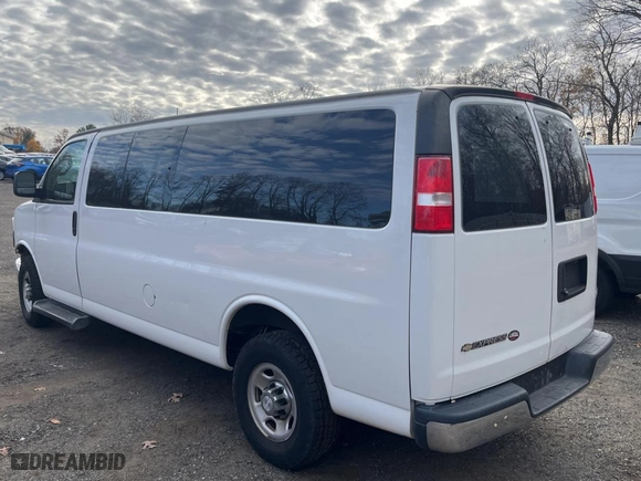 2019 Chevrolet Express Passenger LT with VIN 1GAZGPFGXK1236869, listed as a Copart auction lot 81742124 with 88,445 mi miles and Salvage Title. Bid and sale history available at carsss.com. Image 3.