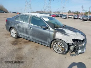 2011 Volkswagen Jetta Sedan SE w/Convenience & Sunroof PZEV with VIN 3VWDZ7AJ5BM305515, listed as a IAAI auction lot 41908863 with 1 mi miles. Bid and sale history available at carsss.com. Image 1.