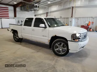 2005 GMC Sierra Denali z VIN 2GTEK63N851345265, wystawiony jako Copart lot #54933125 z przebiegiem 276 871 mil mil oraz Nie do naprawy. Historia ofert i sprzedaży dostępna na DreamBid. Obrazek 4.