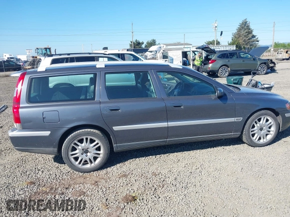2004 Volvo V70 with VIN YV1SW59V042365432, listed as a IAAI auction lot 42042426 with 211,469 mi miles. Bid and sale history available at carsss.com. Image 6.