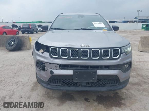 2023 Jeep Compass Latitude z VIN 3C4NJDBN3PT514117, wystawiony jako IAAI lot #41925688 z przebiegiem 50 468 mil mil oraz . Historia ofert i sprzedaży dostępna na DreamBid. Obrazek 12.