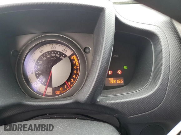 2013 Scion xD z VIN JTKKUPB49D1038616, wystawiony jako Copart lot #51835625 z przebiegiem 139 165 mil mil oraz Szkody całkowita. Historia ofert i sprzedaży dostępna na DreamBid. Obrazek 9.