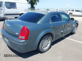 2005 Chrysler 300 Touring z VIN 2C3AA53G65H597685, wystawiony jako IAAI lot #42281352 z przebiegiem 152 967 mil mil oraz . Historia ofert i sprzedaży dostępna na DreamBid. Obrazek 4.