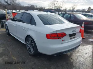 2010 Audi S4 Prestige z VIN WAUKGAFLXAA020826, wystawiony jako IAAI lot #41711179 z przebiegiem 122 108 mil mil oraz . Historia ofert i sprzedaży dostępna na DreamBid. Obrazek 3.