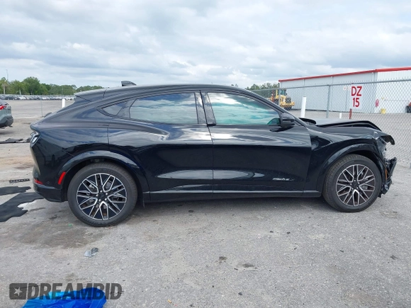 2024 Ford Mustang Mach-E Premium z VIN 3FMTK3R72RMA42779, wystawiony jako IAAI lot #42099121 z przebiegiem 1 791 mil mil oraz . Historia ofert i sprzedaży dostępna na DreamBid. Obrazek 13.