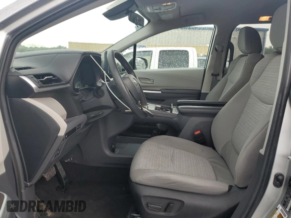 2024 Toyota Sienna LE z VIN 5TDKRKEC7RS188975, wystawiony jako Copart lot #61656985 z przebiegiem 1 017 mil mil oraz Szkoda całkowita • Salvage title. Historia ofert i sprzedaży dostępna na DreamBid. Obrazek 7.